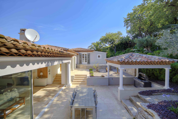 villa in St Tropez : Rent beautiful villa in the heart of Saint Tropez with views over the village and the sea - Photo 36