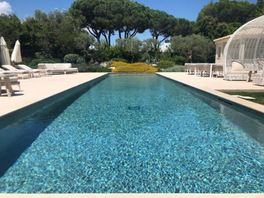 villa in St Tropez : Rent stunning 6 bedroom villa with gym, wine cellar and swimming pool and views over the Mediterranean sea and vineyard in St Tropez - Photo 2