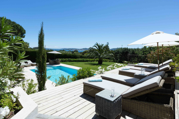 villa in St Tropez : Rent superb villa with swimming pool and  sea views in a private domaine close to St Tropez - Photo 29