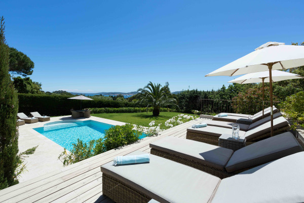 villa in St Tropez : Rent superb villa with swimming pool and  sea views in a private domaine close to St Tropez - Photo 30