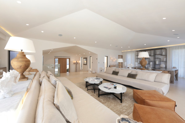 villa in St Tropez : Rent stunning 6 bedroom villa with gym, wine cellar and swimming pool and views over the Mediterranean sea and vineyard in St Tropez - Photo 3