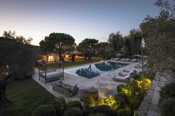 villa in St Tropez : Rent amazing 11 bedroom( 8 guest + 3 staff) villa with swimming pool and cinema in St Tropez walking distance to the beach, close to the village centre. - Photo 1