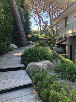 villa in St Tropez : Rent stunning 6 bedroom villa with gym, wine cellar and swimming pool and views over the Mediterranean sea and vineyard in St Tropez - Photo 93