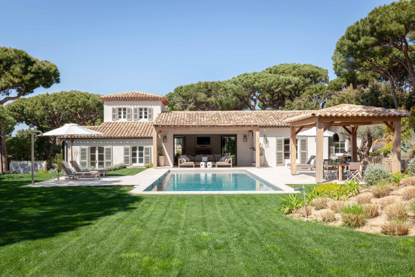 villa in St Tropez : Rent Stunning 5 bedroom villa in famous private domaine 'Les Parcs de St Tropez 'and 100 meters from the beach. - Photo 0