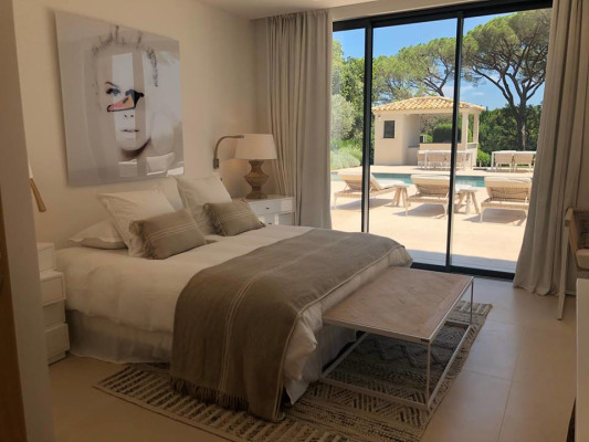 villa in St Tropez : Rent stunning 6 bedroom villa with gym, wine cellar and swimming pool and views over the Mediterranean sea and vineyard in St Tropez - Photo 51