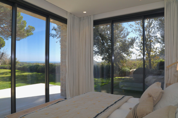 villa in St Tropez : Rent stunning 6 bedroom villa with gym, wine cellar and swimming pool and views over the Mediterranean sea and vineyard in St Tropez - Photo 14