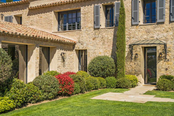 villa in Mougins : Rent gorgeous 5-bedroom villa with swimming pool in a private domaine in Mougins - Photo 94