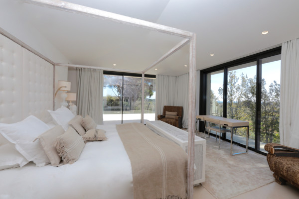 villa in St Tropez : Rent stunning 6 bedroom villa with gym, wine cellar and swimming pool and views over the Mediterranean sea and vineyard in St Tropez - Photo 24