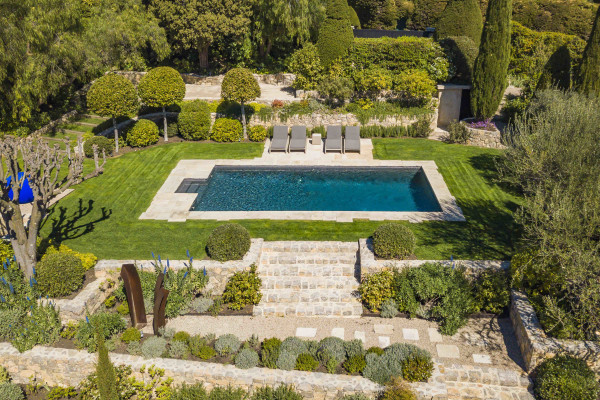villa in Mougins : Rent gorgeous 5-bedroom villa with swimming pool in a private domaine in Mougins - Photo 2