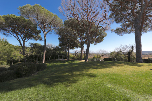villa in St Tropez : Rent stunning 6 bedroom villa with gym, wine cellar and swimming pool and views over the Mediterranean sea and vineyard in St Tropez - Photo 85