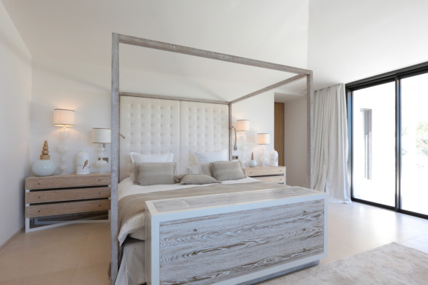 villa in St Tropez : Rent stunning 6 bedroom villa with gym, wine cellar and swimming pool and views over the Mediterranean sea and vineyard in St Tropez - Photo 25