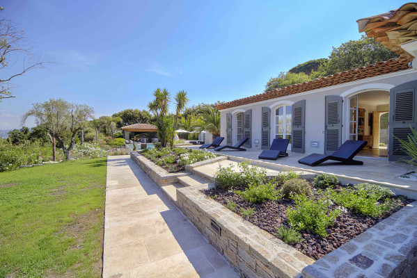 villa in St Tropez : Rent beautiful villa in the heart of Saint Tropez with views over the village and the sea - Photo 60