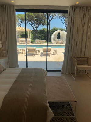 villa in St Tropez : Rent stunning 6 bedroom villa with gym, wine cellar and swimming pool and views over the Mediterranean sea and vineyard in St Tropez - Photo 53