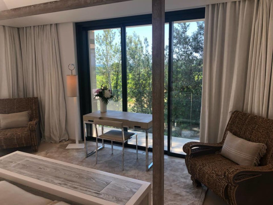 villa in St Tropez : Rent stunning 6 bedroom villa with gym, wine cellar and swimming pool and views over the Mediterranean sea and vineyard in St Tropez - Photo 90
