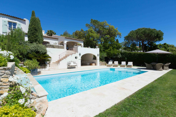 villa in St Tropez : Rent superb villa with swimming pool and  sea views in a private domaine close to St Tropez - Photo 51