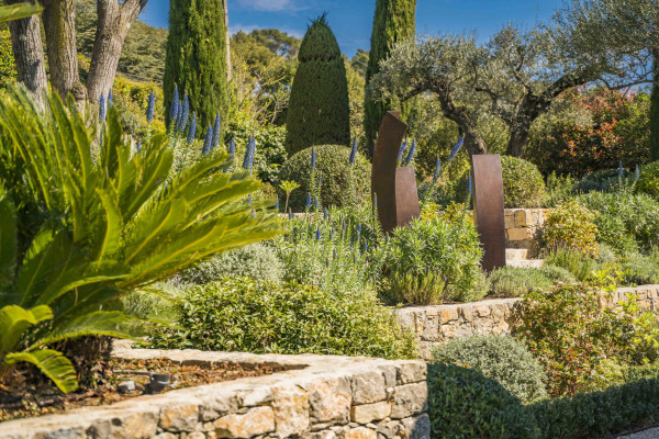 villa in Mougins : Rent gorgeous 5-bedroom villa with swimming pool in a private domaine in Mougins - Photo 18