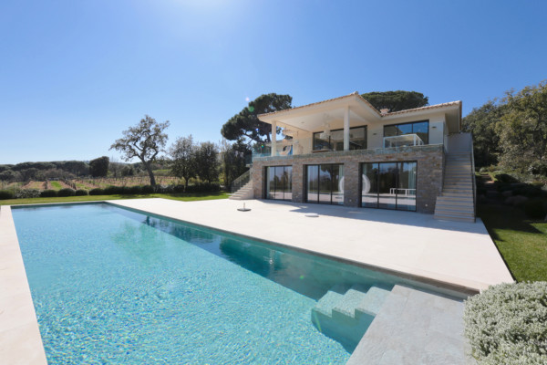 villa in St Tropez : Rent stunning 6 bedroom villa with gym, wine cellar and swimming pool and views over the Mediterranean sea and vineyard in St Tropez - Photo 1