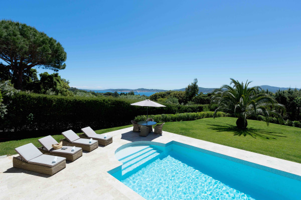villa in St Tropez : Rent superb villa with swimming pool and  sea views in a private domaine close to St Tropez - Photo 34