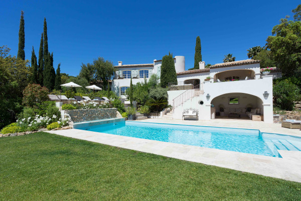 villa in St Tropez : Rent superb villa with swimming pool and  sea views in a private domaine close to St Tropez - Photo 48