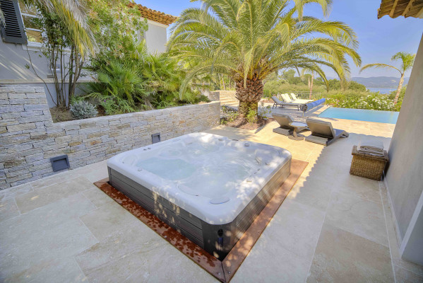 villa in St Tropez : Rent beautiful villa in the heart of Saint Tropez with views over the village and the sea - Photo 49