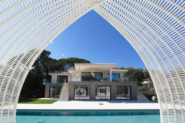villa in St Tropez : Rent stunning 6 bedroom villa with gym, wine cellar and swimming pool and views over the Mediterranean sea and vineyard in St Tropez - Photo 82