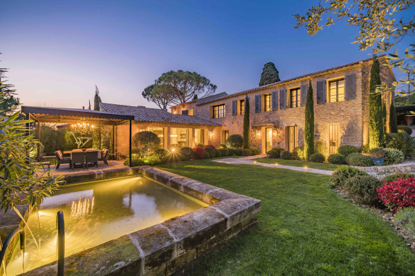villa in Mougins : Rent gorgeous 5-bedroom villa with swimming pool in a private domaine in Mougins - Photo 0