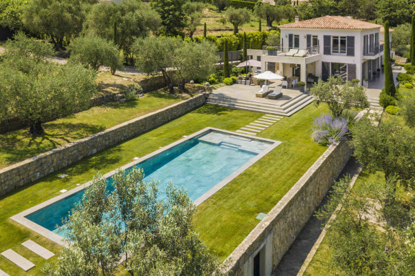 villa in Châteauneuf-Grasse : Rent wonderful modern villa located in very peaceful surroundings close to Valbonne - Photo 1