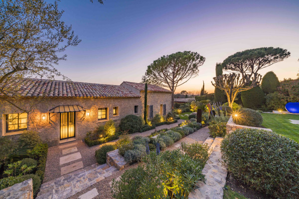 villa in Mougins : Rent gorgeous 5-bedroom villa with swimming pool in a private domaine in Mougins - Photo 63