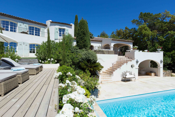 villa in St Tropez : Rent superb villa with swimming pool and  sea views in a private domaine close to St Tropez - Photo 46