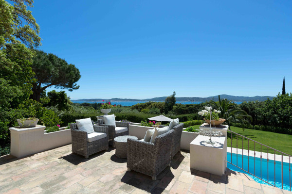 villa in St Tropez : Rent superb villa with swimming pool and  sea views in a private domaine close to St Tropez - Photo 24