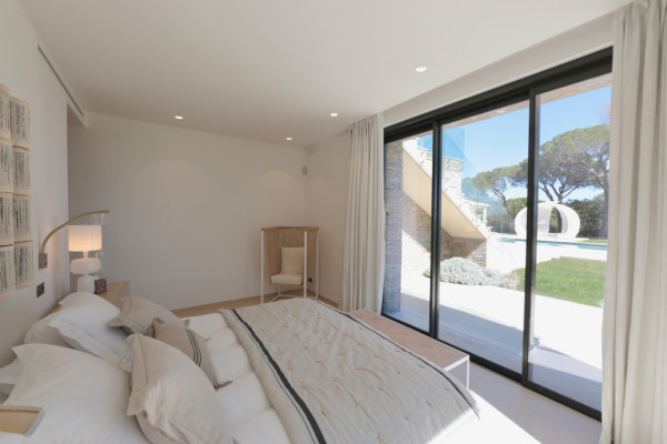 villa in St Tropez : Rent stunning 6 bedroom villa with gym, wine cellar and swimming pool and views over the Mediterranean sea and vineyard in St Tropez - Photo 35