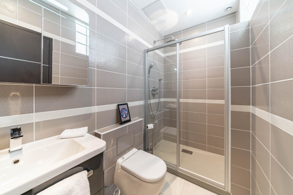 apartment in Cannes : Rent modern 2 bedroom apartment within 5 min walking distance to the Palais - Photo 33