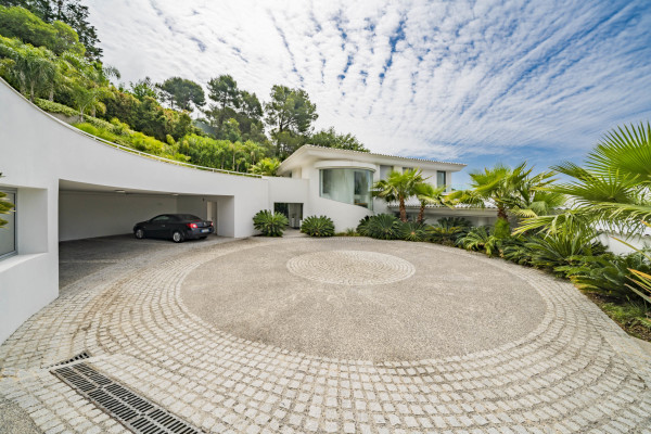 villa in Cannes : Rent incredible 11 bedroom mansion in the hills of Cannes with breathtaking sea views, huge gardens and tennis court - Photo 21