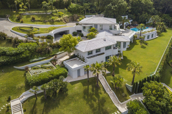 villa in Cannes : Rent incredible 11 bedroom mansion in the hills of Cannes with breathtaking sea views, huge gardens and tennis court - Photo 35
