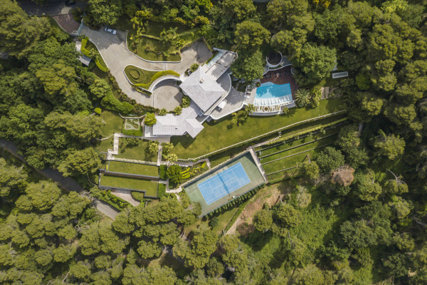 villa in Cannes : Rent incredible 11 bedroom mansion in the hills of Cannes with breathtaking sea views, huge gardens and tennis court - Photo 33