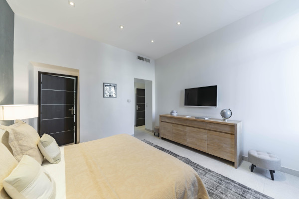 apartment in Cannes : Rent modern 2 bedroom apartment within 5 min walking distance to the Palais - Photo 3