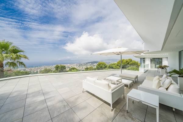 villa in Cannes : Rent incredible 11 bedroom mansion in the hills of Cannes with breathtaking sea views, huge gardens and tennis court - Photo 11