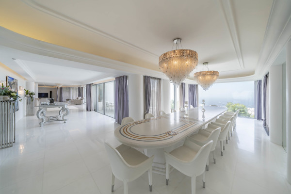 villa in Cannes : Rent incredible 11 bedroom mansion in the hills of Cannes with breathtaking sea views, huge gardens and tennis court - Photo 12
