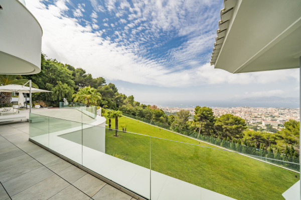 villa in Cannes : Rent incredible 11 bedroom mansion in the hills of Cannes with breathtaking sea views, huge gardens and tennis court - Photo 3