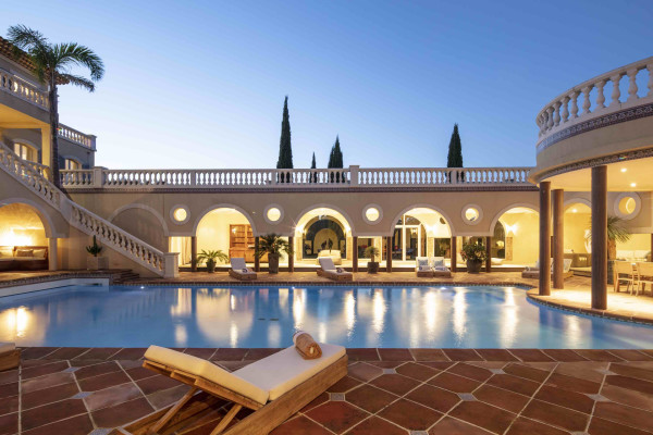 villa in Gassin : Rent majestic 7-bedroom villa  with swimming pool and staff apartment  in Saint Tropez - Photo 2