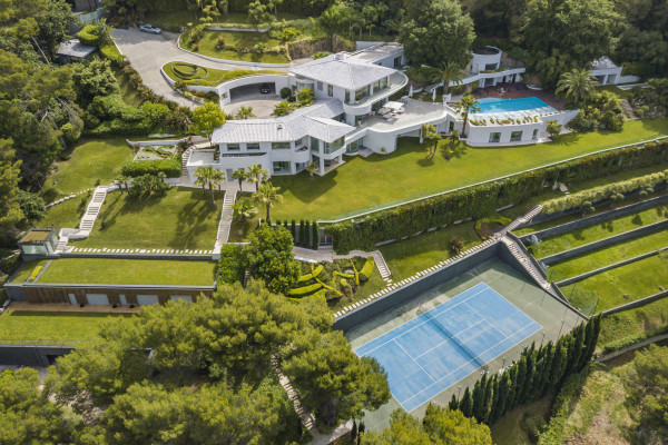 villa in Cannes : Rent incredible 11 bedroom mansion in the hills of Cannes with breathtaking sea views, huge gardens and tennis court - Photo 36