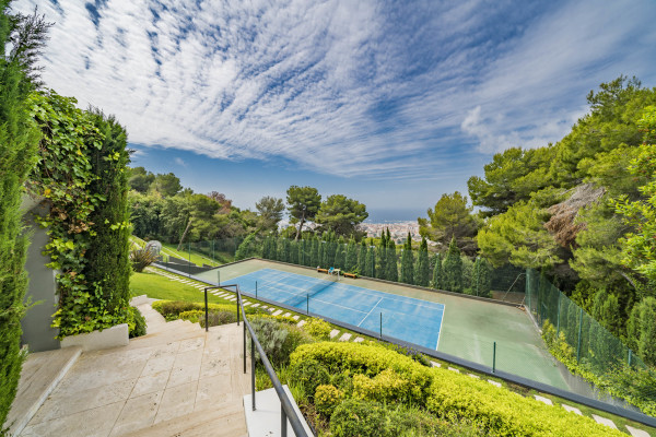 villa in Cannes : Rent incredible 11 bedroom mansion in the hills of Cannes with breathtaking sea views, huge gardens and tennis court - Photo 23