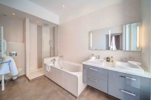 apartment in Cannes : Rent gorgeous 4 bedroom apartment within 5 minutes walk to the Palais - Photo 9