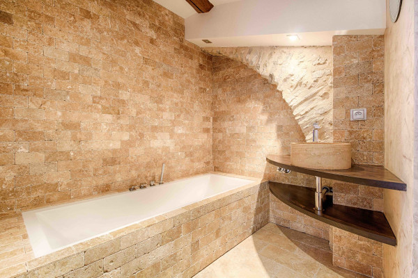 villa in Mougins : Rent fantastic 5 bedroom villa with swimming pool and separate studio in the heart of Mougins - Photo 7