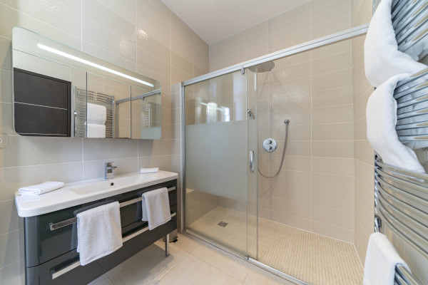 apartment in Cannes : Rent modern 2 bedroom apartment within 5 min walking distance to the Palais - Photo 7