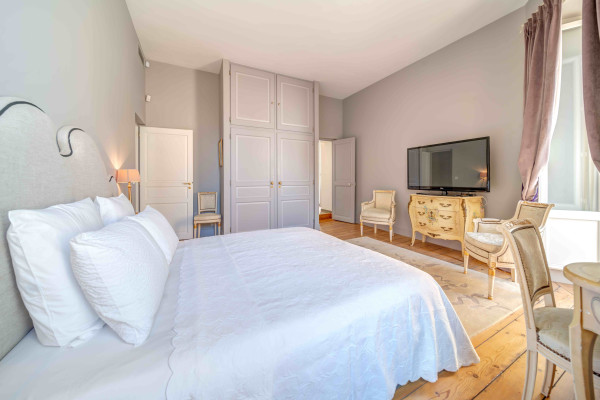 apartment in Cannes : Rent gorgeous 4 bedroom apartment within 5 minutes walk to the Palais - Photo 15