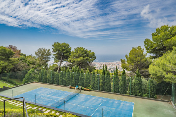 villa in Cannes : Rent incredible 11 bedroom mansion in the hills of Cannes with breathtaking sea views, huge gardens and tennis court - Photo 24