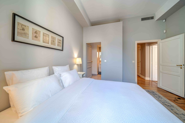 apartment in Cannes : Rent gorgeous 4 bedroom apartment within 5 minutes walk to the Palais - Photo 16