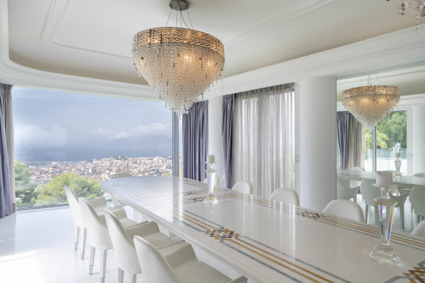 villa in Cannes : Rent incredible 11 bedroom mansion in the hills of Cannes with breathtaking sea views, huge gardens and tennis court - Photo 13