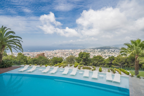 villa in Cannes : Rent incredible 11 bedroom mansion in the hills of Cannes with breathtaking sea views, huge gardens and tennis court - Photo 4